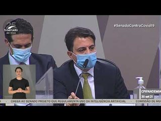 Emocionado, senador expõe mensagem homofóbica de Fakhoury, que pede desculpas