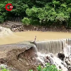 Trabzon'u sağanak vurdu: 5 mahalle yolu ulaşıma kapandı