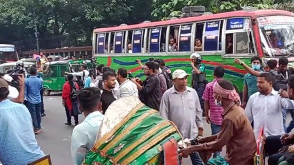 ১৮তম শিক্ষক নিবন্ধন পরীক্ষার্থীদের সনদের দাবীতে রাস্তা অবরোধ নেয় ধাওয়া পাল্টা