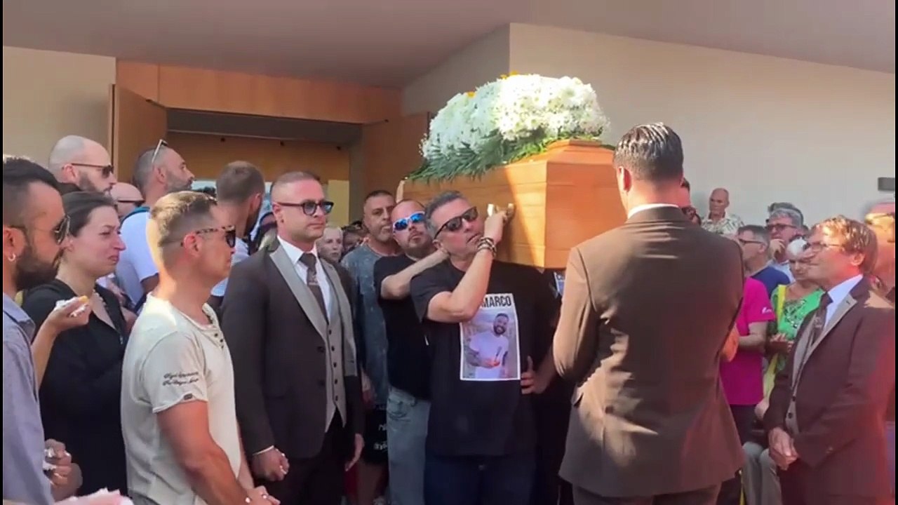 Lacrime e musica per l'ultimo saluto a Marco Riccomagno, morto a 32 anni in un incidente a Camaiore