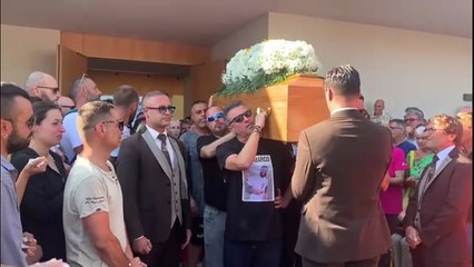 Lacrime e musica per l'ultimo saluto a Marco Riccomagno, morto a 32 anni in un incidente a Camaiore
