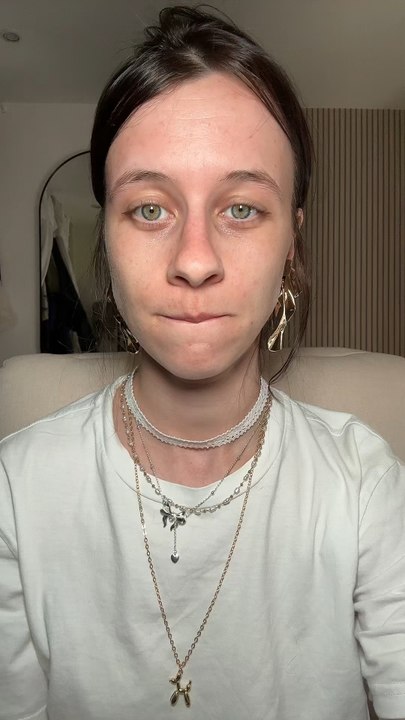 Des taches de rousseurs pour moins de 5€ perso j'ai prit le produit en teinte « FAWN ». Ca me dure toute la journée c'est vraiment un produit de ouf