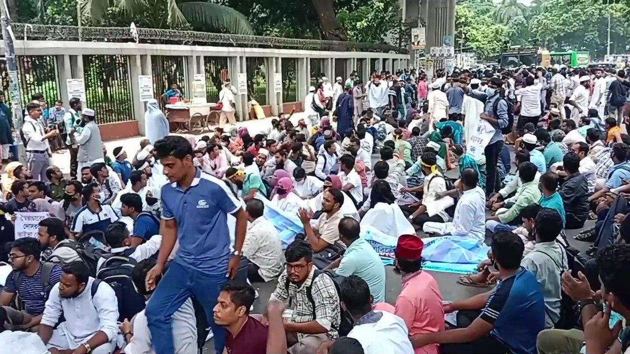 দিনভর উত্তোজনা,সনদের দাবীতে ১৮তম শিক্ষক নিবন্ধন পরীয় অংশগ্রহনকারীরা রাজপথে