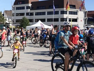 Pédaler dans la patinoire de Colmar : l'expérience insolite du Vélotour