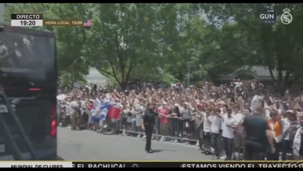 Charlotte Goes Wild Welcoming Real Madrid Team Bus