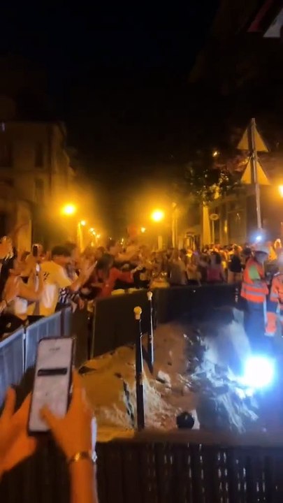 Scène touchante à Paris pendant la fête de la musique : des jeunes ont applaudi des ouvriers qui travaillaient de nuit.