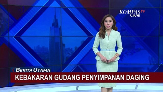 Usaha Damkar Padamkan Kebakaran Gudang Penyimpanan Daging di Penjaringan
