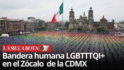 Zócalo se llena  con la bandera humana LGBTTTQI+ más grande del mundo
