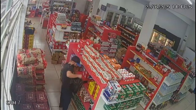 Furto de cerveja: Câmera flagra rapaz furtando em comércio de Cascavel