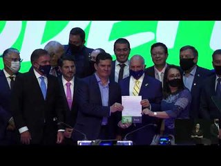 Moro assina ficha de filiação ao Podemos