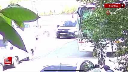 Arnavutköy'de otomobilin anne ve çocuğuna çarpma anı