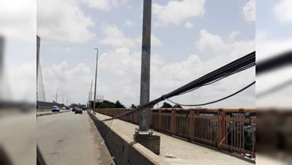 Hace 14 días se cayeron postes  sobre el puente de la 17