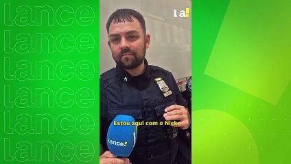 Guarda de Nova York amante do futebol brasileiro