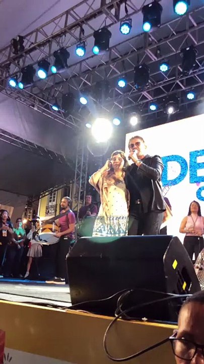 Em família! Adelmário Coelho chama neta pra cantar no palco; confira