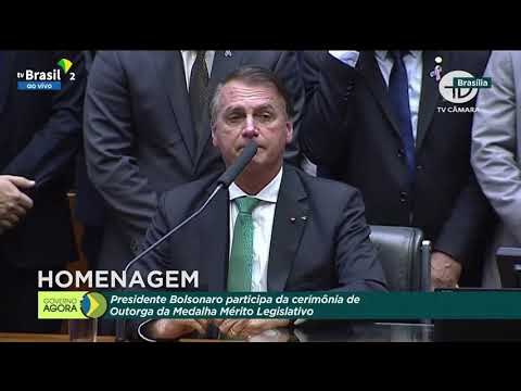 Bolsonaro recebe medalha por prestar 'relevantes serviços' à Câmara