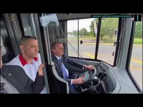 Bolsonaro chega ao Planalto dirigindo ônibus elétrico e diz que Brasil é um exemplo