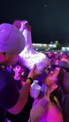 VÍDEO: Mikael Santos distribui bebida ao público durante show no São João da Bahia