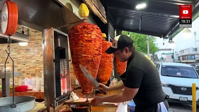 Taquería de Tamaulipas atiende a comensales con robot mesero