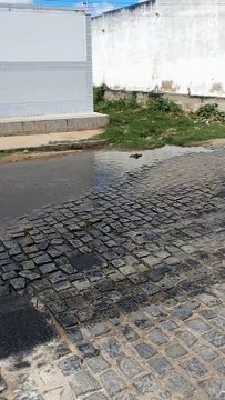 Moradores da Rua Alício Barreto, em Patos, cobram solução para problema de esgoto a céu aberto
