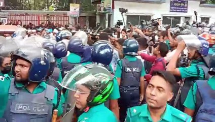 দিনভর ১৮তম শিক্ষক নিবন্ধনধারীদের সাথে পুলিশের ধাও/য়া-পাল্টা