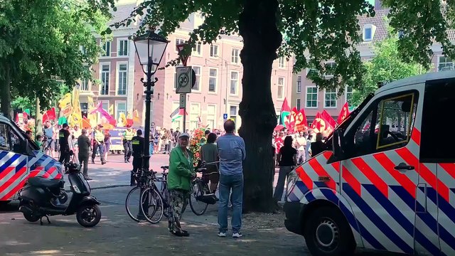 Centenas de pessoas saem às ruas de Haia em manifestação contra a NATO, dias antes da grande cimeira