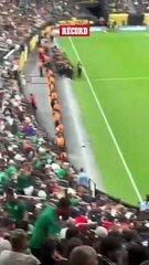 La afición mexicana abucheó y chifló a Miguel Herrera luego de que fuera presentado en la pantalla.