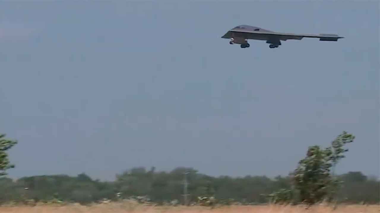 Video: b-2-bomber landen in den usa nach 36-stündiger angriffsmission gegen den iran