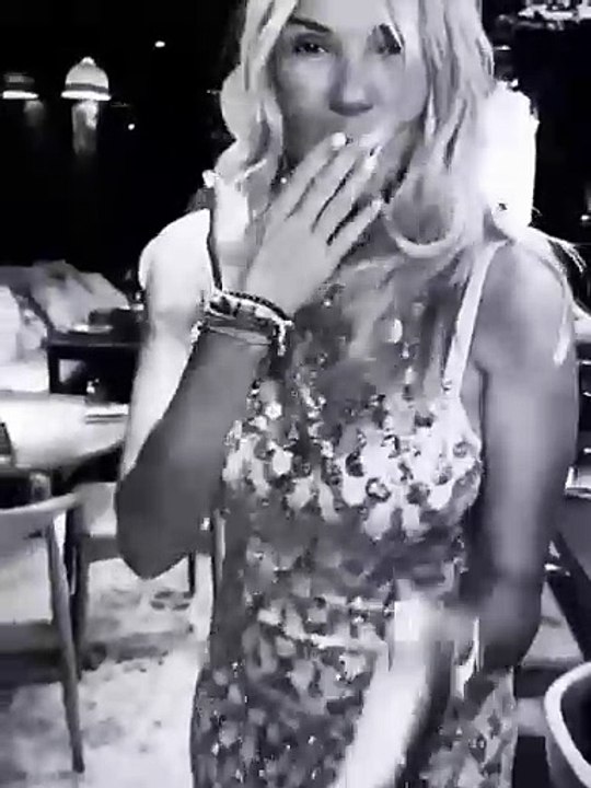 Χριστίνα Παππά: Με μίνι φόρεμα στο πάρτι γενεθλίων στη Μύκονο & ο χορός με τη νύφη της, Άννα Μπεζάν