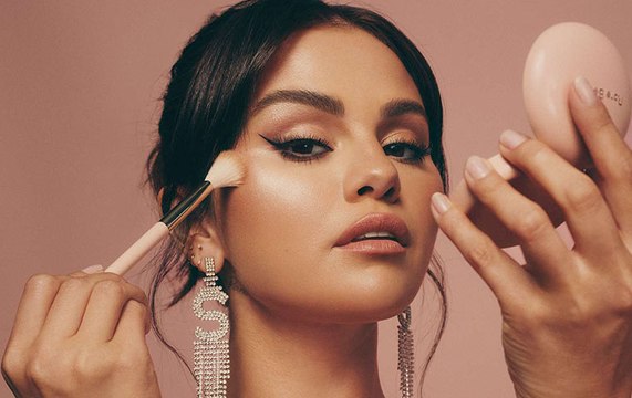 روتين العناية بالبشرة أثناء السفر: حيل عملية لحقيبة خفيفة وبشرة مشرقة