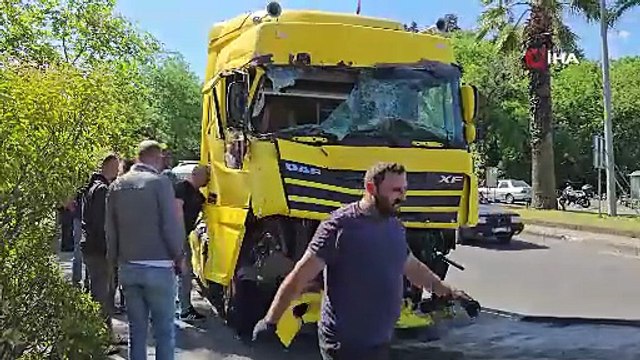 Devrilen tır ortalığı savaş alanına çevirdi: 1 yaralı