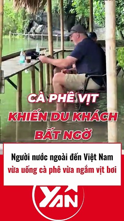 Người nước ngoài đến VN vừa uống cà phê vừa nhìn vịt bơi