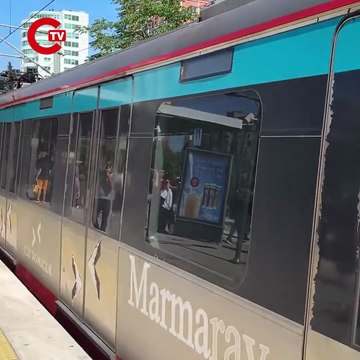 Marmaray Ataköy İstasyonu'nda bir kişi raylara atlayarak intihar etti.