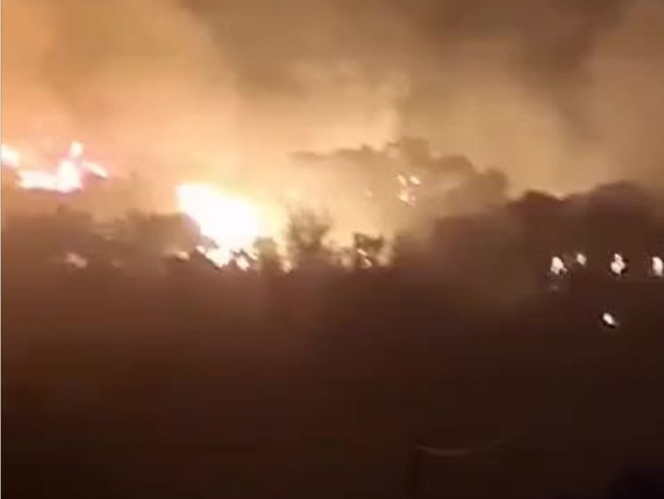 Heftige Feuer wüten auf Urlaubsinsel