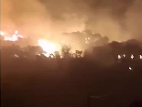 Heftige Feuer wüten auf Urlaubsinsel