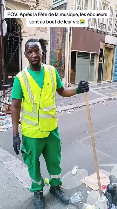 Un éboueur montre l'état des rues de Paris après la fête de la musique
