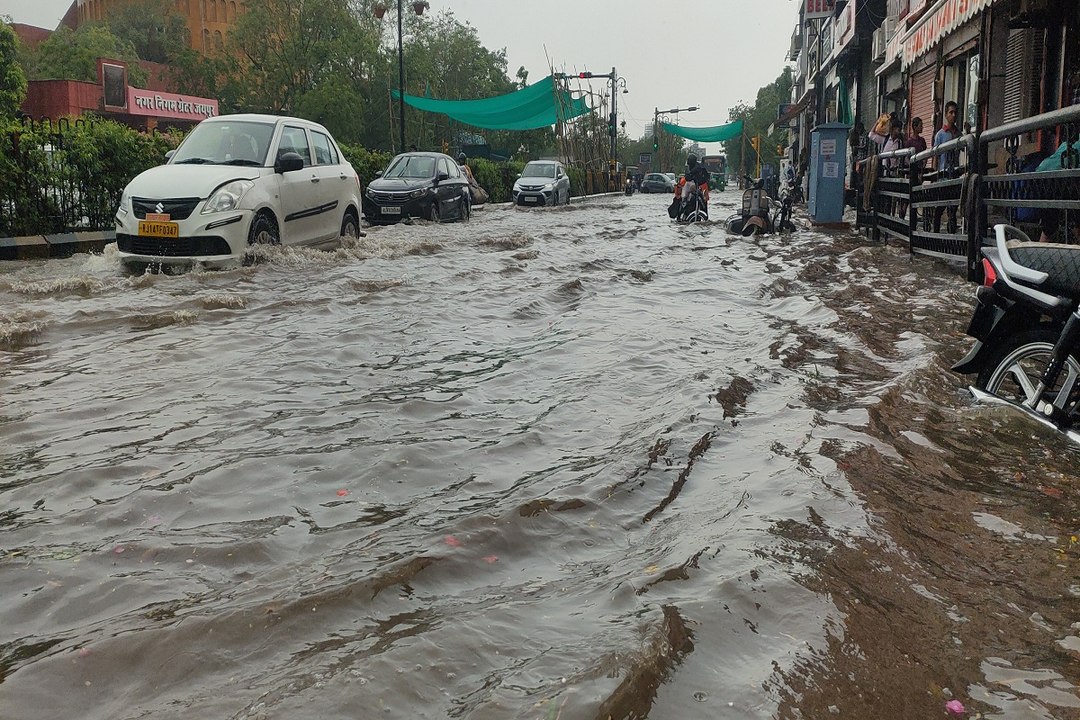 Monsoon : जयपुर की सड़कों में बहा सिस्टम! 15 कर...