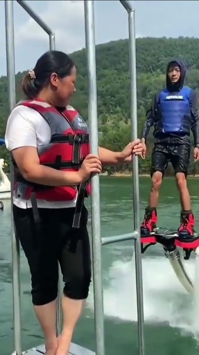 Wow! The water flyer takes off with Chubby and turns into a “little water drinker”! It's so funny!