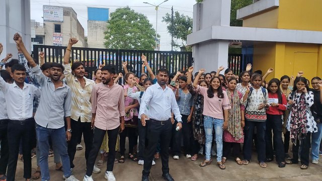 फीस वृद्धि के खिलाफ उबला छात्रों का गुस्सा, यूनिवर्सिटी परिसर में दिया धरना