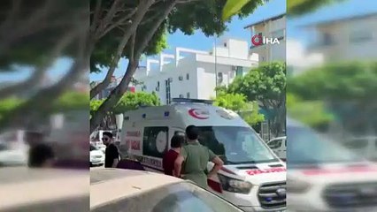 Alevlerin sardığı evde balkona sığındı kedisini elinden bırakmadı