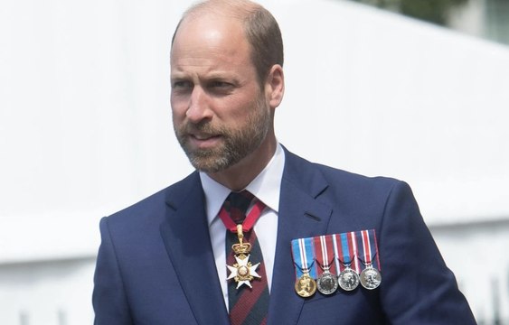 Le prince William a 43 ans : ce cliché entouré de chiots fait fondre les internautes