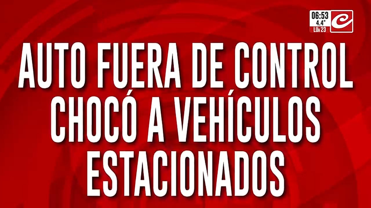 Auto fuera de control chocó a varios vehículos estacionados