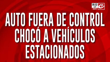 Auto fuera de control chocó a varios vehículos estacionados