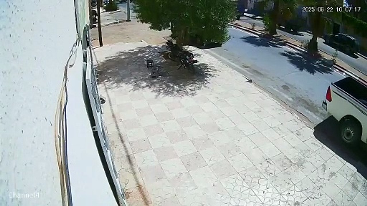 فيديو يوثق لحظة وقوع حادث مرور بالمنيعة على الساعة 10:07 ، سلامات ان شاء الله