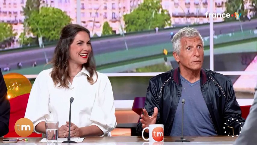Julien Arnaud et Flavie Flament s'embrassent après leur première saison  dans "Télématin" sur France 2, le jeudi 19 juin 2025.