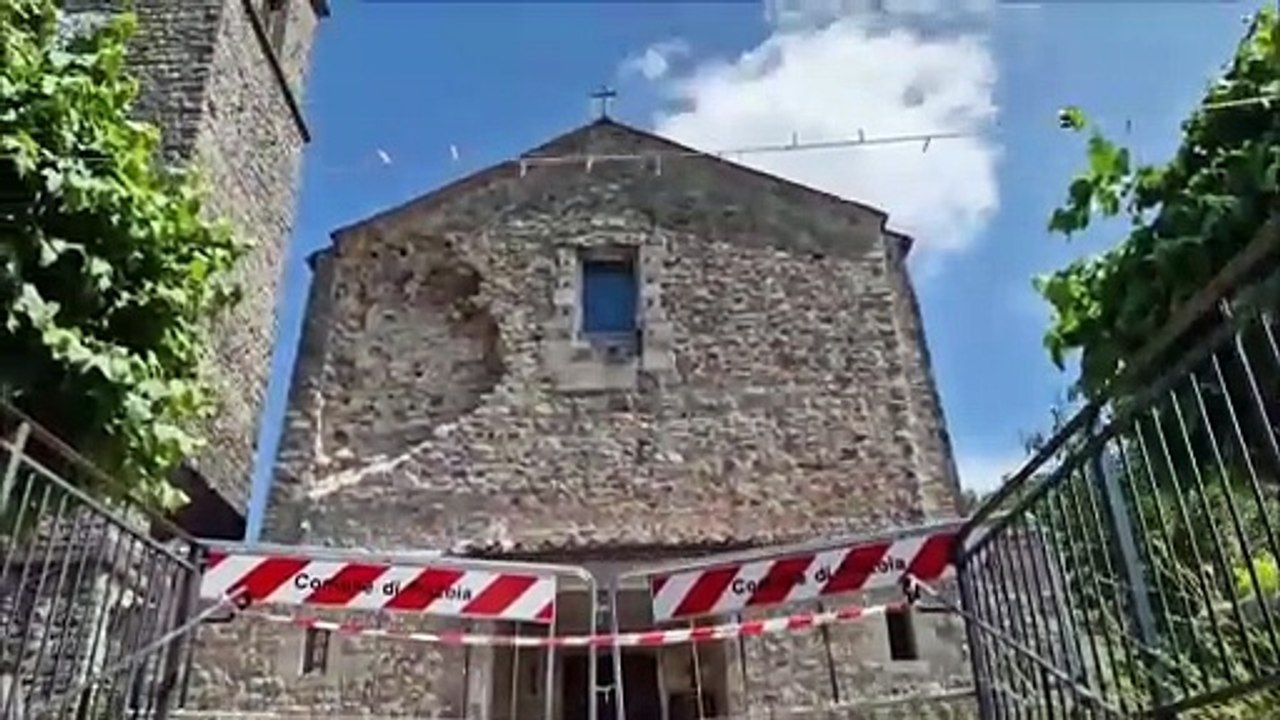 Cireglio (Pistoia), nella notte crolla parte della facciata della chiesa