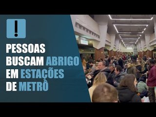 Após ataques russos, pessoas buscam abrigo em estações de metrô na Ucrânia; assista