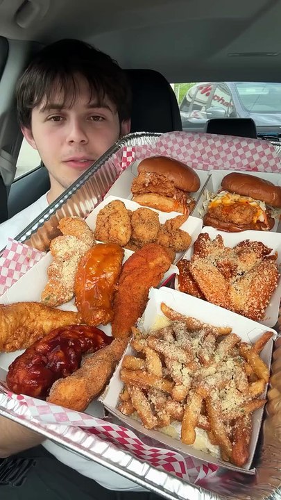 Follow for more ASMR videos🌮🍟 Credits: @yoeats23 #mukbang #asmr #fastfood #asmreating