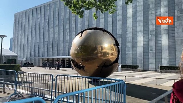 Addio allo scultore Arnaldo Pomodoro. Ecco la sua “Sfera con Sfera” davanti all'Onu, a New York