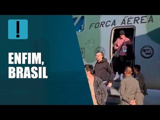 Avião da FAB com brasileiros que estavam na Ucrânia chega em Recife