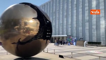 Addio allo scultore Arnaldo Pomodoro. Ecco la sua «Sfera con Sfera» davanti all'Onu a New York